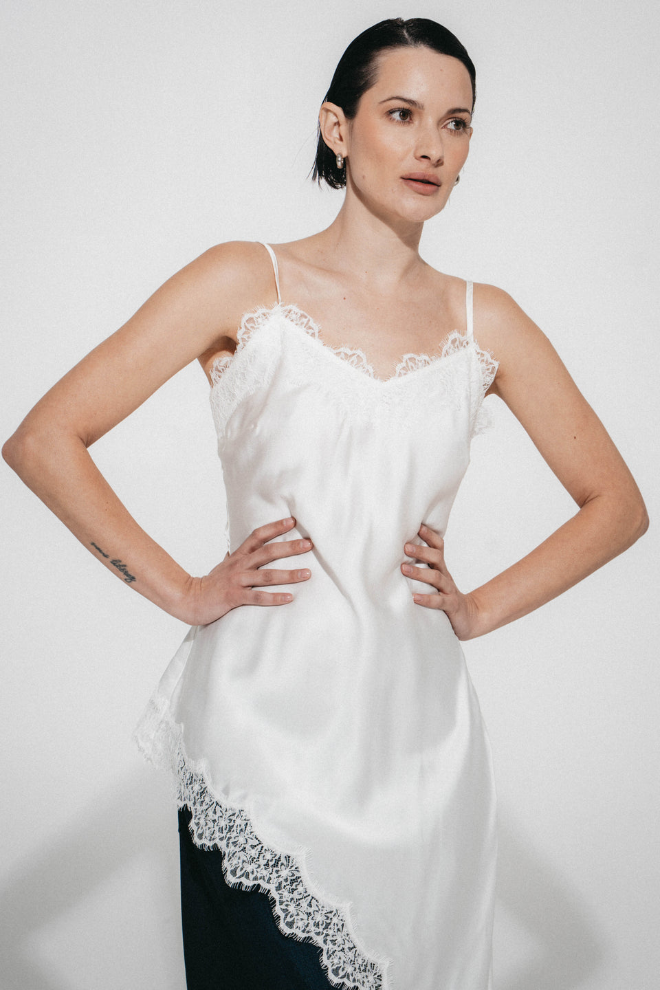 Zenia silk top whit lace trim | White